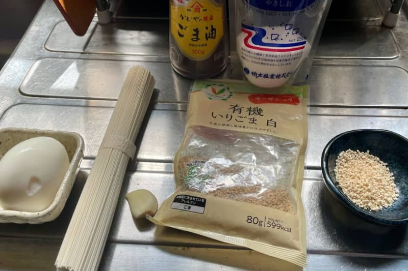 Arrange somen noodles in the style of chilled ramen. It's light but rich and very appetizing...