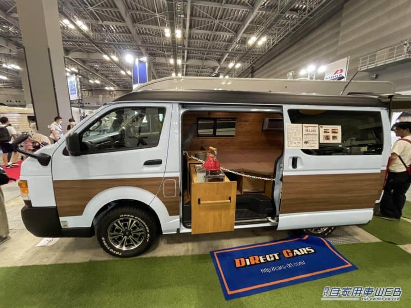 This camper is the best.The interior of the stylish retro Hiace looks like a spacious log house!