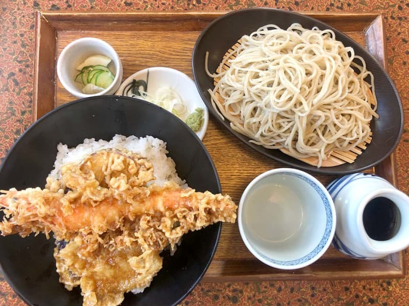 [Chuo-ku, Niigata City] The popular menu "Tenzaru" and "Tenzaru" of the famous restaurant "Handmade soba restaurant Sarashina no Sato" along the Shicho Line...