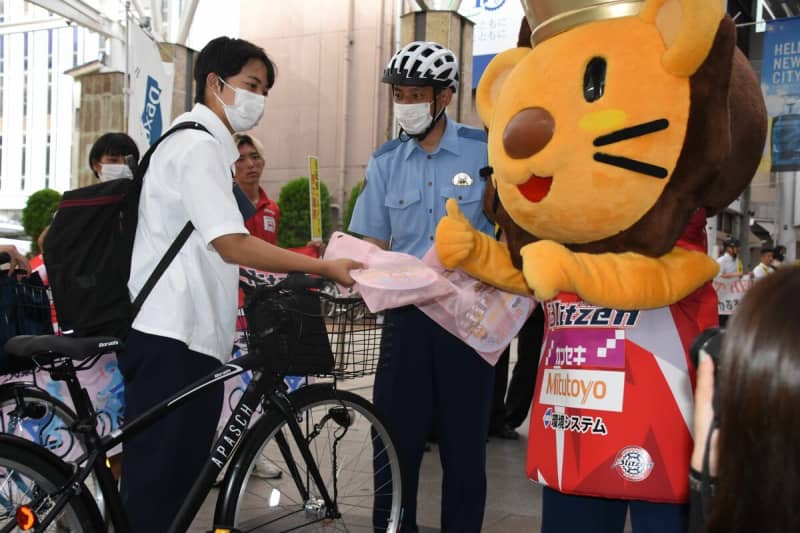 To improve bicycle manners Prefectural police strengthen awareness and guidance Bicycle and helmet are "one set"