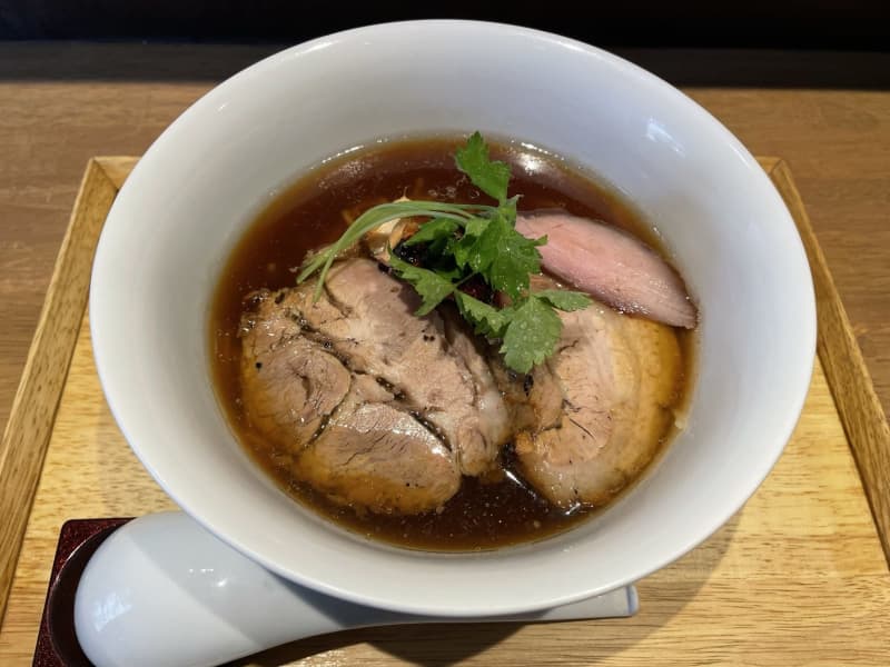朝早々に売り切れ必至！東京・西新宿で超人気の記帳制ラーメン店『らぁ麺や 嶋』