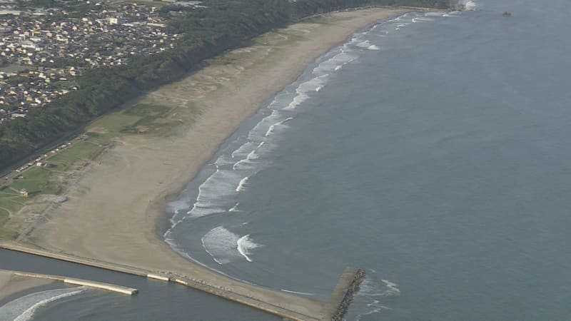 A man in his 60s... A man who was surfing on the beach was swept away and went missing.