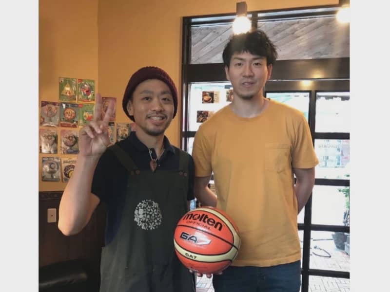 Saving Japan Basketball from its predicament... Shin Hiejima, the oldest player on the team, the manager of a cafe he visited during his Mikawa days: ``I sat in the same seat where he sat...''
