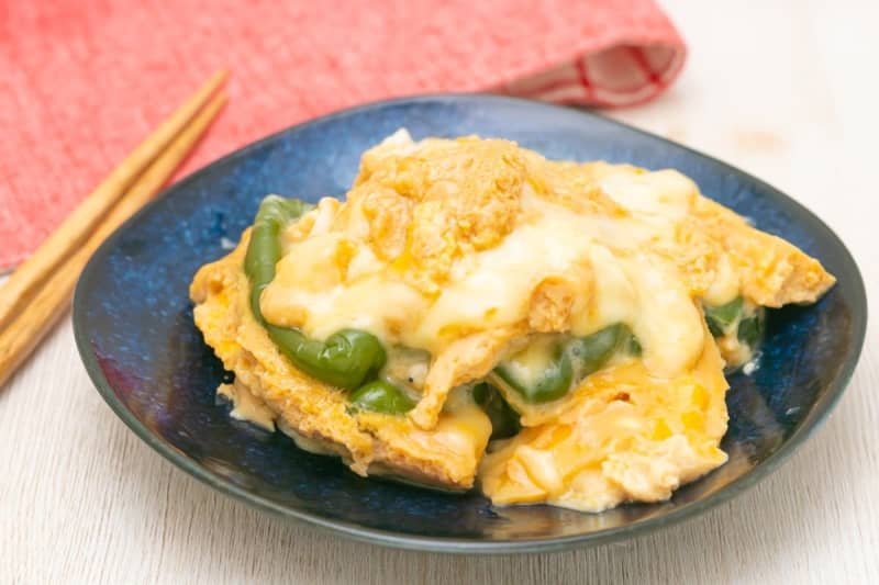 Bitterness is less noticeable! Fluffy side dish of “green pepper x egg”