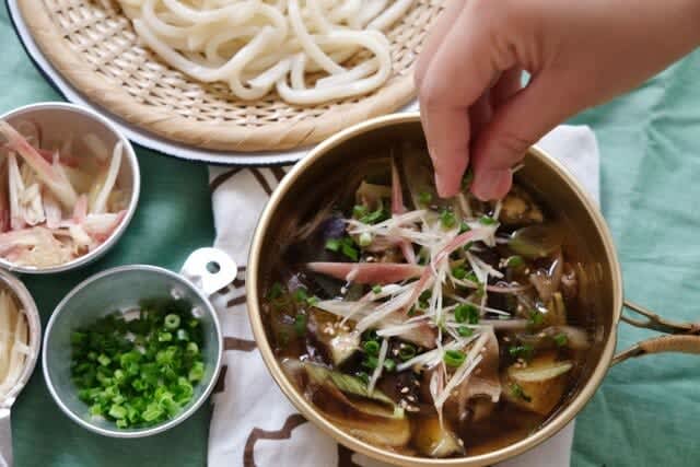 Dare to eat piping hot on a hot day!Frozen udon for a quick meal: “Udon noodles with plenty of pork and eggplant seasonings”
