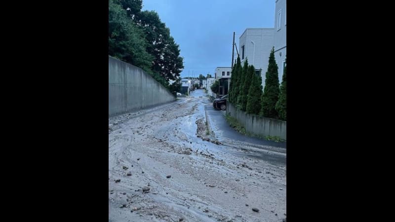 Landslides in residential areas in Sapporo City, major damage due to the Eastern Iburi Earthquake ... JR Chitose Line Sapporo ⇔ New Chitose Airport, Tomakomai etc.