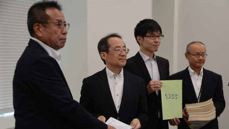 The Prefectural Association for the Improvement of Education has submitted a request to the Gifu Prefectural Board of Education, opposing the introduction of a ``variable working hour system'' in schools.
