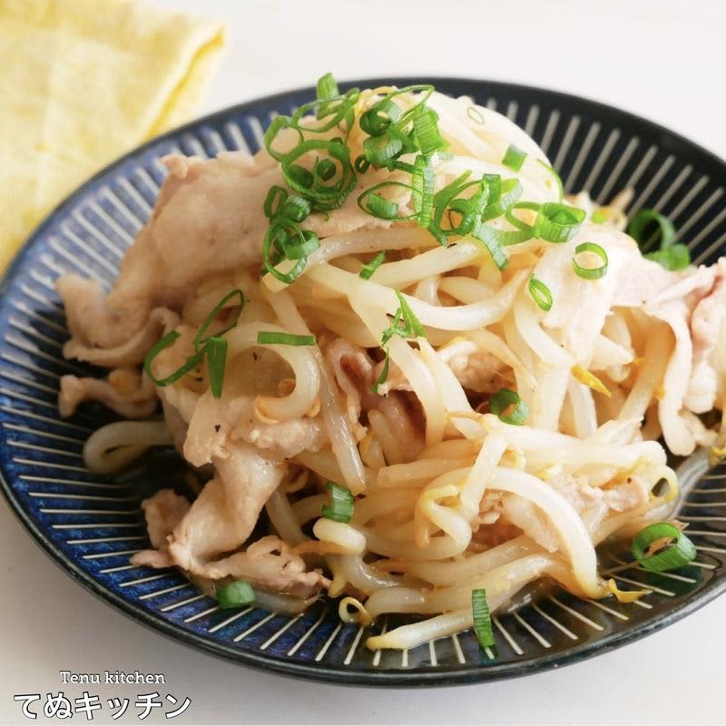 Easy in the microwave! Main side dish of "pork x bean sprouts" that can be made within 10 minutes
