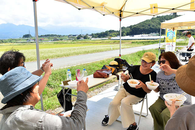 Soba and wine go well together in Kamiyama, enjoy while viewing the soba blossoms.