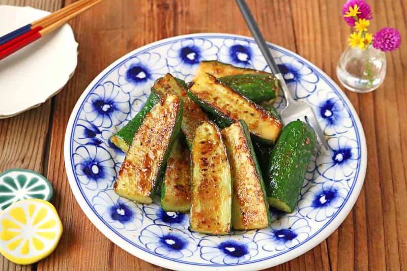 Easy with ingredients you have at home! "Grilled cucumber miso butter"