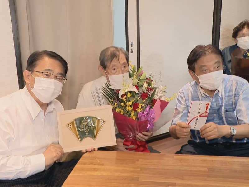 Ahead of Senior Citizen's Day...Governor Omura and Mayor Kawamura visit elderly people who will be 100 years old in a few years and ask, ``What is the secret to living a long life?''