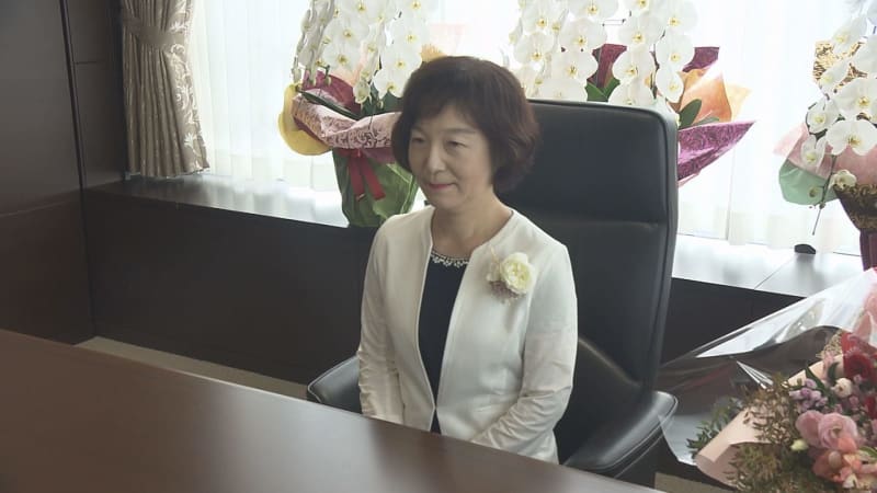 ``Stop vertical division and see the whole'' Yamagata Prefecture's first female mayor Sakata Mayor Yaguchi is the first to go to the office ...