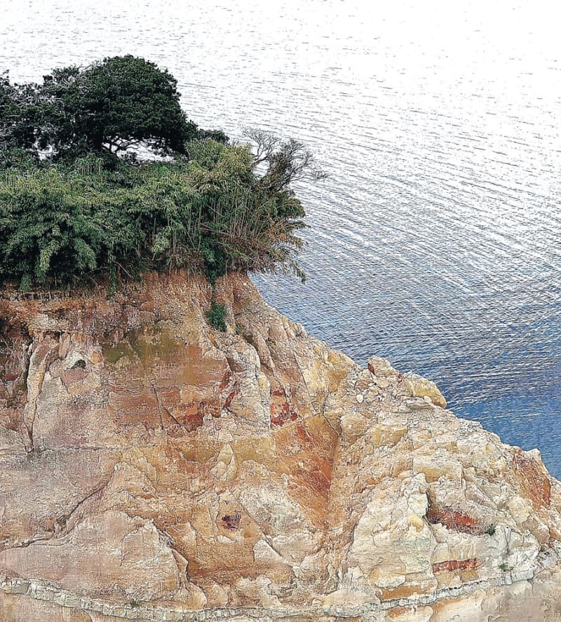 Multiple cracks on Mitsuke Island in Suzu, confirmed by drone