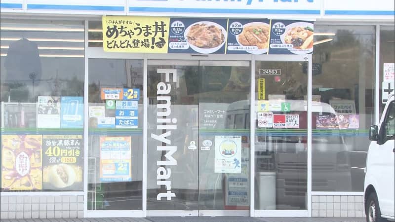 A 75-year-old man was arrested after fleeing a convenience store after allegedly threatening a clerk with a knife and stealing shochu.