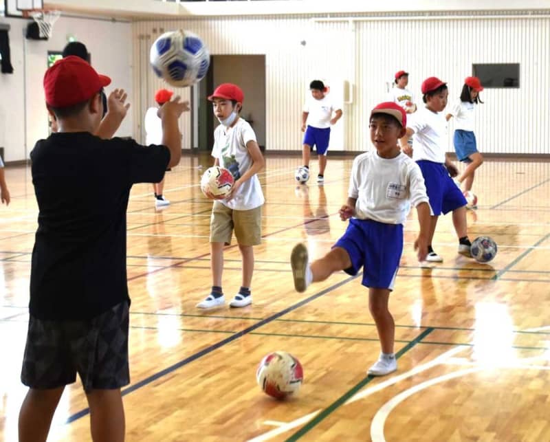 J1 Kashima coach teaches the importance of diet and exercise Nakano Higashi Elementary School in Kashima, Ibaraki