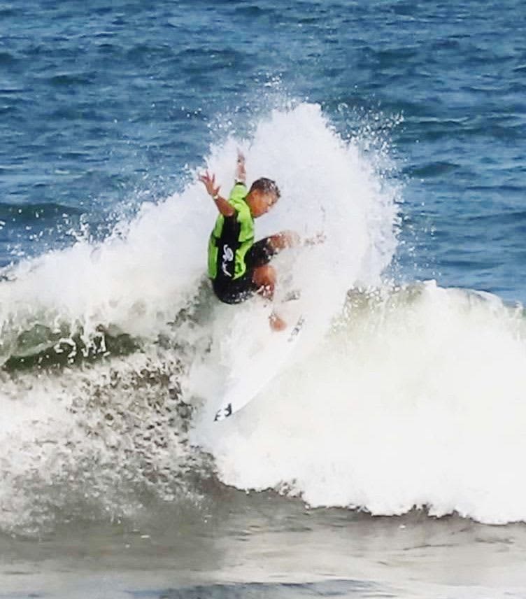 「理想の波が来た」17歳の真栄城桜斗、豪快なターンを決めプロ資格　サーフィン沖縄県勢で最年少