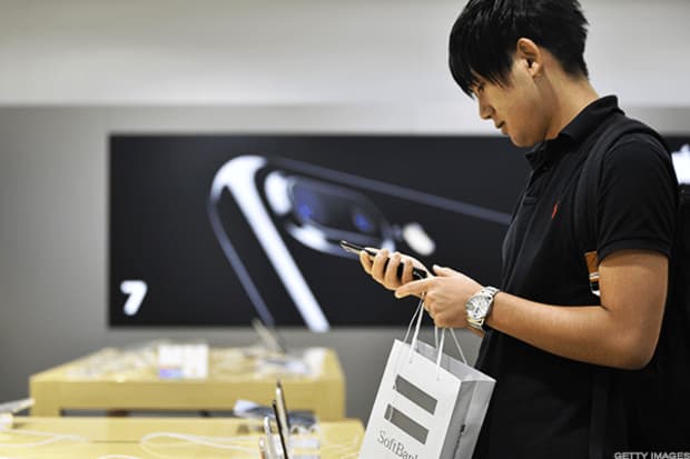 Apple slide deepens as China expands iPhone ban…