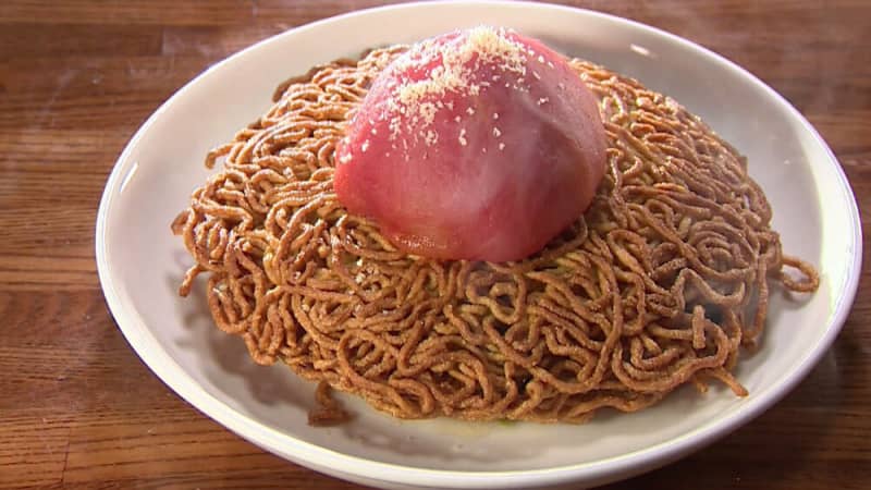 Crispy and moist!"Shrimp and tomato double-sided yakisoba" with a whole tomato