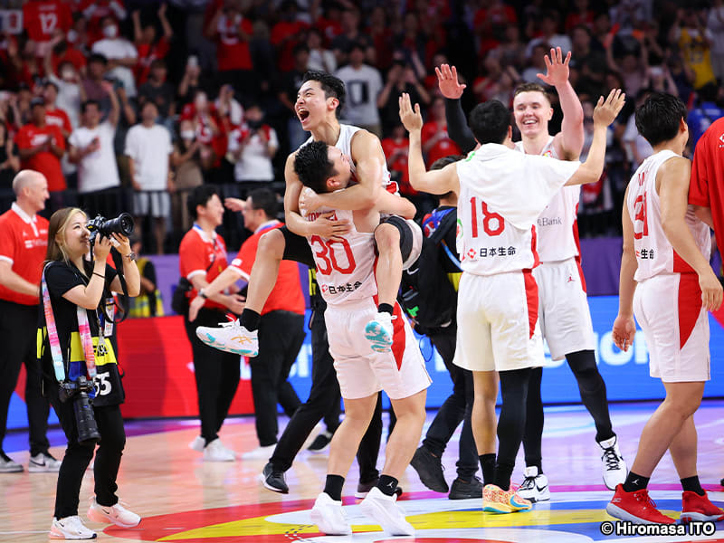 Softbank donates 1 million yen to Japan's Basketball World Cup team, ``They gave courage and inspiration to all of Japan.''