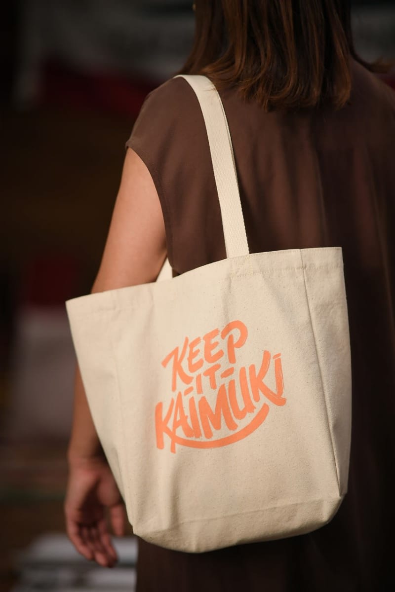 A KEEP IT KAIMUKI tote is included.Find a masterpiece full of love for Hawaii