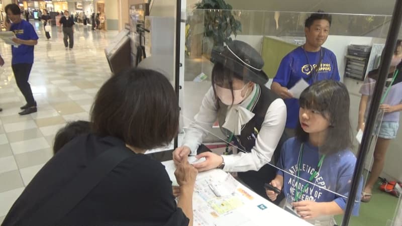 Elementary school students experience work at a shopping mall in Gunma/Maebashi City