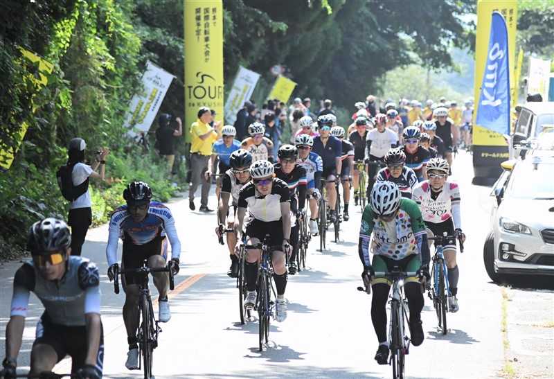 "Aso Panorama Line Hill Climb" begins in Kumamoto with 600 people cycling and running, enjoying the view of the caldera below...