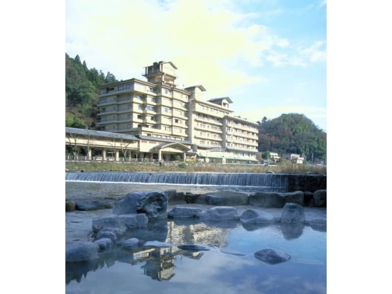 Misasa Onsen in Tottori is back to life as it recovers from the damage caused by Typhoon No. 7. In autumn, you can also visit Japan's most dangerous national treasure.