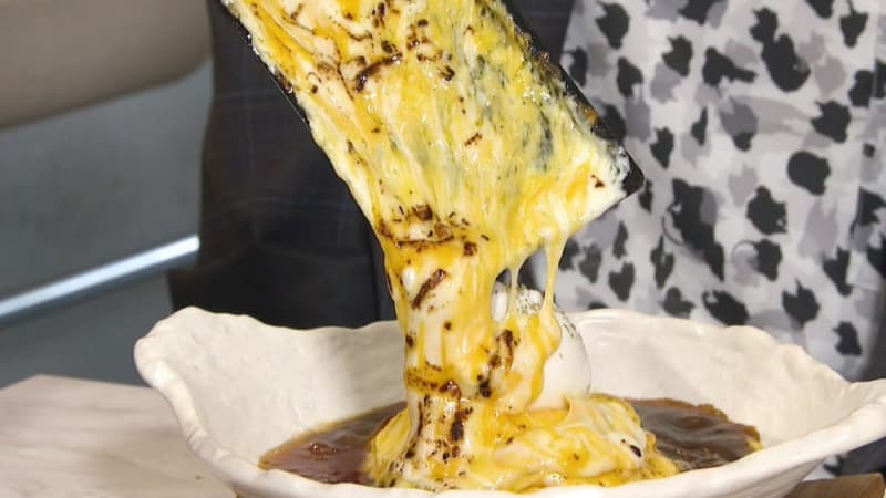 Luxury cheese omelet rice popular in Shibuya with irresistible gooey ``cheese waterfall''