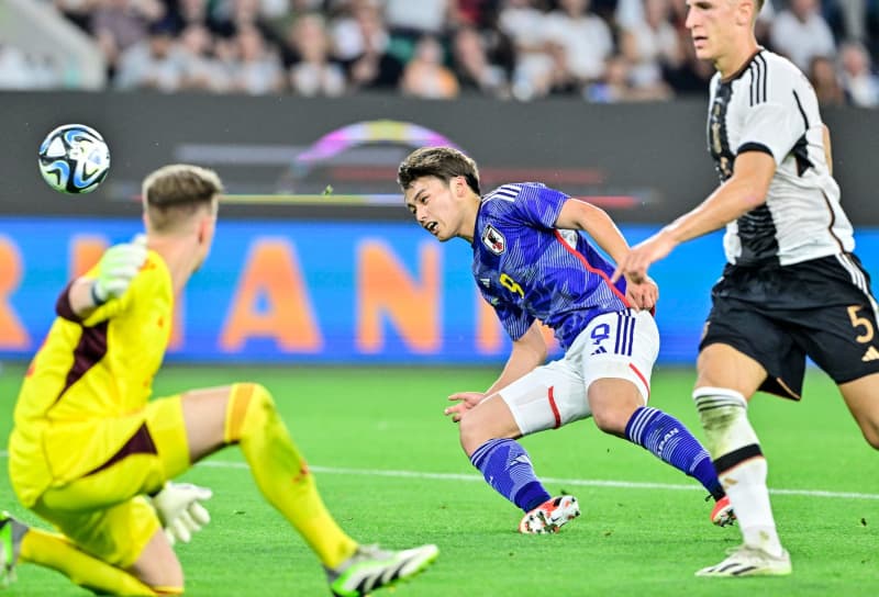 ``It was a really good shot,'' ``It was amazing how he stopped it.'' Fans comment on the one-on-one between Kiyo Ueda and the German defender...