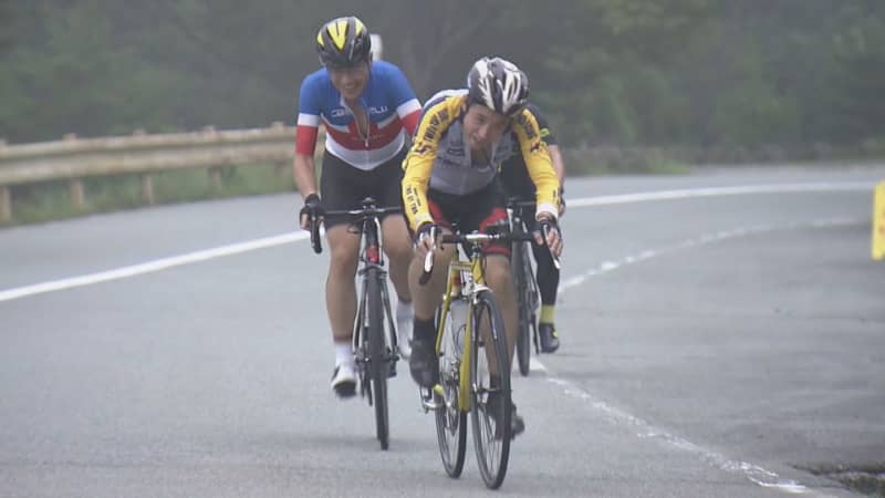 The goal is an observation deck at an altitude of 500 meters. A hill climb race where you ride a bicycle up a mountain road.