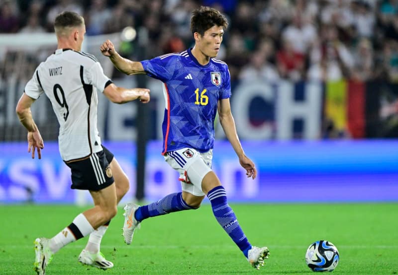 ``This is so dangerous once again...'' Takehiro Tomiyasu showed Sane, representing Germany, ``a perfect defense that exceeded my imagination...''