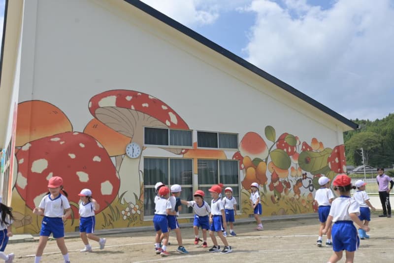 New mural in kindergarten building in Kitaibaraki Kindergarten Warm colors painted by art university students