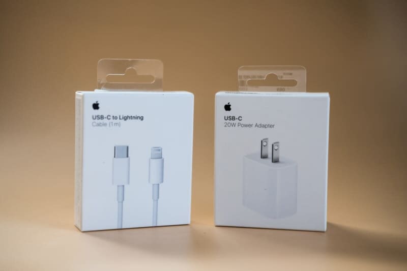 Apple store clerk tells customers about the "warning" regarding the release of iPhone 15