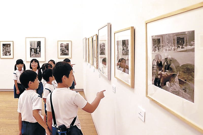 Impressed by the monotone world: Ihei Kimura photo exhibition viewed by Tonami and Demachi elementary school children