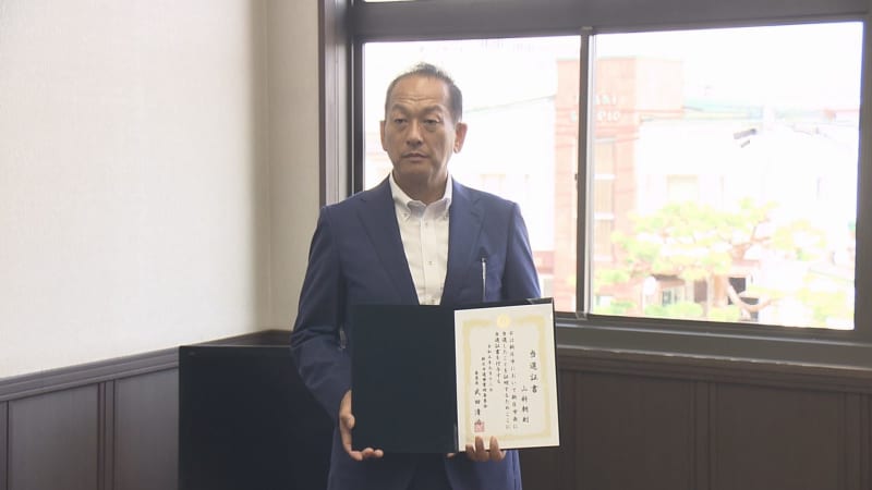 ``Make the city's policies more relevant to the times'' Mr. Yamashina, who was elected for the first time in the Shinjo mayoral election, receives a certificate of election.