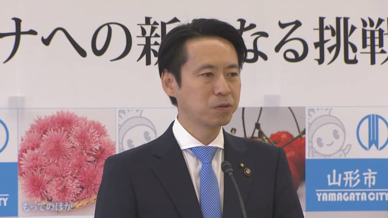 “For Yamagata City to be a place where people can live a fulfilling life” Mayor Takahiro Sato, who has been elected for the third time, receives a certificate of election.