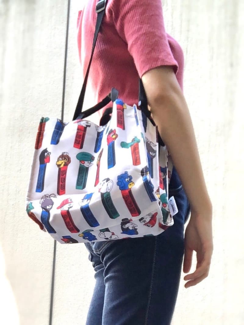 A bag with compartments to prevent clutter.Cute retro candy design!
