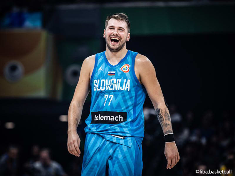 Great assist for “Little Luka”… Doncic presents trophy to boy and family with the same name