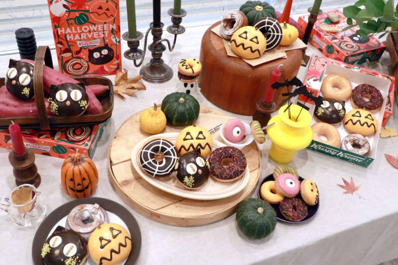 クリスピー・クリーム・ドーナツのハロウィンがかわいすぎ…　見つめる黒ネコに思わずドキドキ　クリ…
