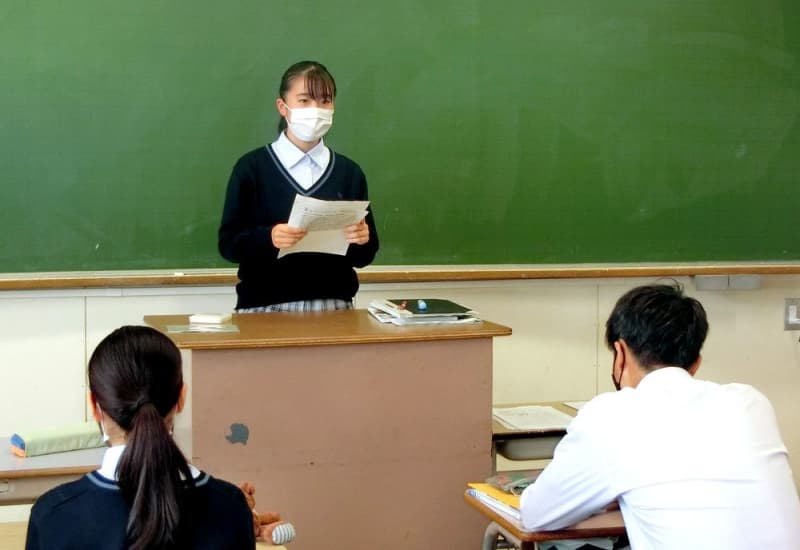 <Newspapers for education: Introducing NIE practice schools> Sapporo Teine High School presents a summary with opinions