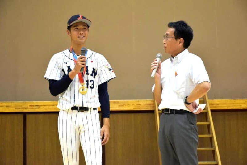 V report meeting at U18 World Cup Ibaraki/Kasumigaura High School to praise Pitcher Kimura's success