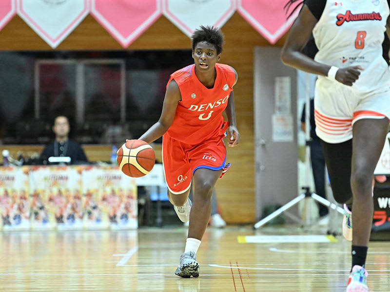 World Cup commentator Ma Gua Evelyn is excited on the main field... "I want you to see the highly accurate play of women's basketball."