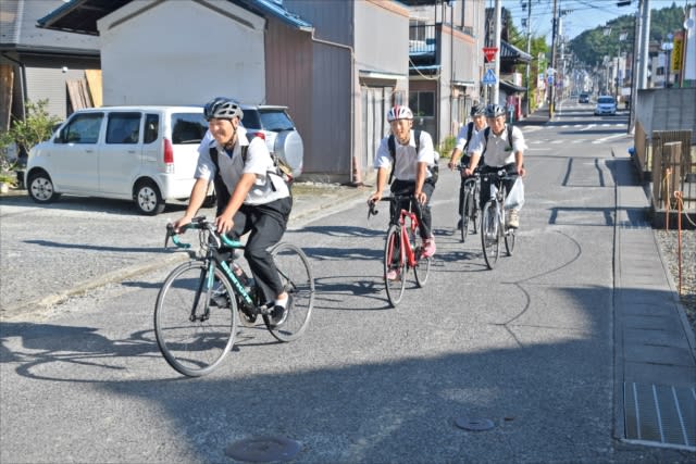 All bicycle helmets must be worn by Fukushima Prefecture's Ishikawa High School regulations, increasing student awareness