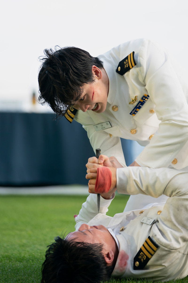 Lee Jong Suk fights in a white uniform, has a scar on his cheek, and plays a crazy genius bomber in "Decibel" scene photo
