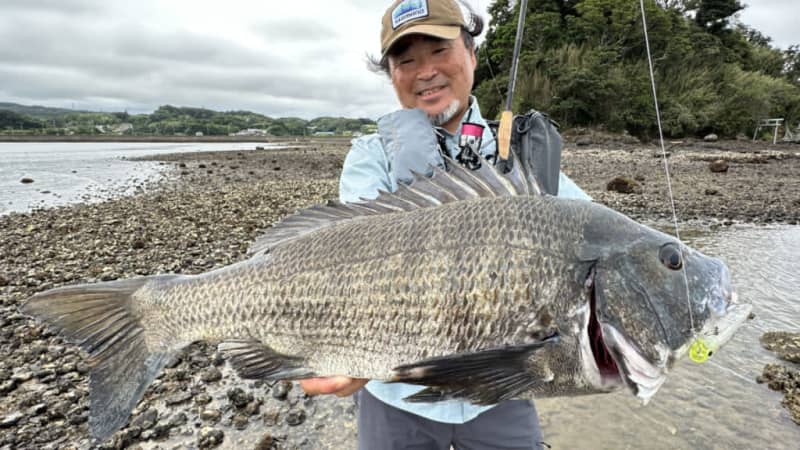 《So big~》 Capture monster-class fish with top water.The flashy predation that breaks the water surface is a must-see!