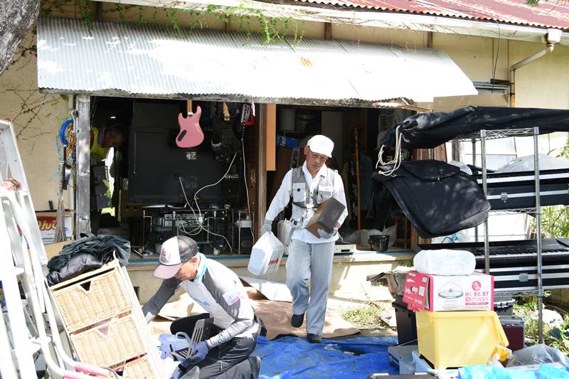 Volunteers begin in earnest, gathering one after another from all over the country, working hard to remove household goods and clean up Mobara, which suffered extensive flooding from Typhoon No. 13