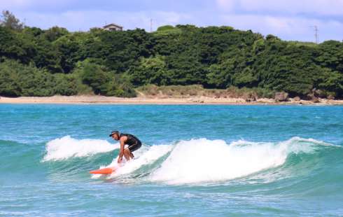 アジア圏の若手サーファーが徳之島に集結　10月、花徳浜でWSLジュニア大会