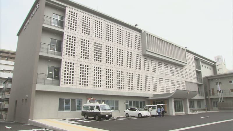 A 20-year-old man from Yokohama was arrested on suspicion of molesting a female university student in her 35s at a hotel in Oita