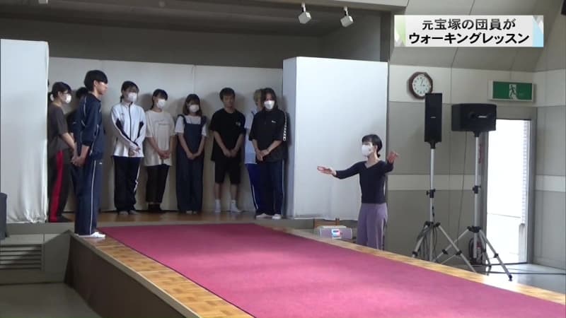 Former Takarazuka member teaches walking at fashion school in Maebashi, Gunma