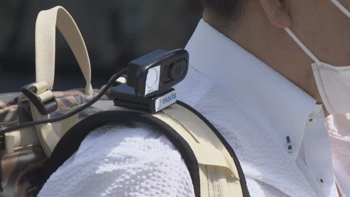 リュックのカメラが赤信号を認識して白杖が振動　視覚障害者向けの歩行アシストAIカメラ実証実験
